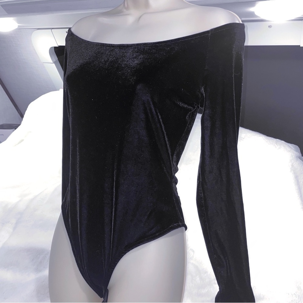FARINAE COLLECTION Vintage Black Velvet Off Shoulder Bodysuit Size 4
